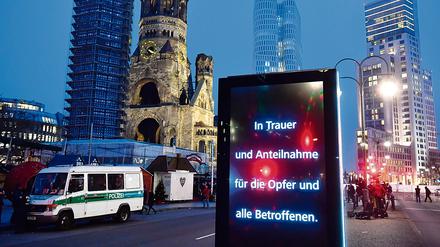 Eine Beileidsbekundung auf einer Werbetafel am Breitscheidplatz.