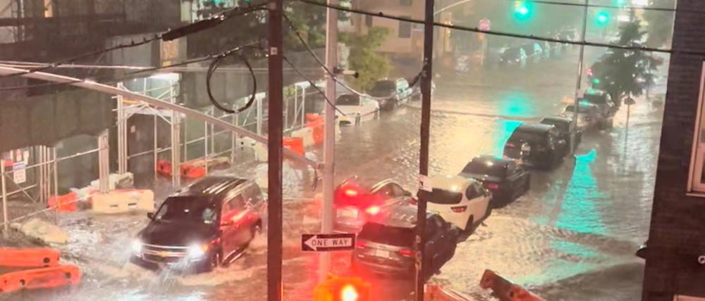 Ein Auto fährt durch die überfluteten Straßen von Williamsburg