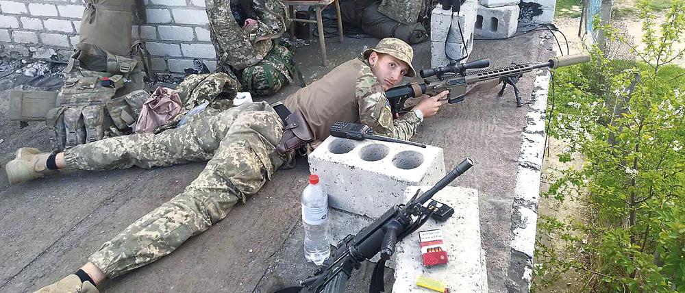 Ben Kauler, 20, im Mai in der ukrainischen Kleinstadt Staryj Saltiw, 45 km östlich von Charkiw.