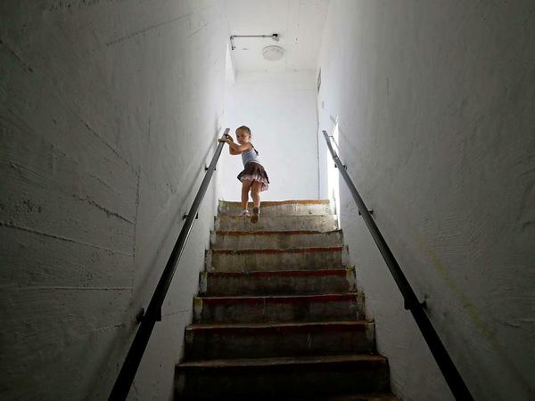 Relative Sicherheit. Warten im Bunker ist wieder Alltag in Ashkelon und Sderot. "Farbe Rot" lautet die Parole, wenn ein Raketeneinschlag droht. Manche Kinder haben deshalb Angst vor der Farbe.