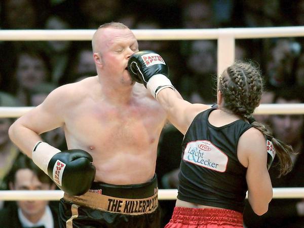 Auf die Nase gab es nicht nur bei diesem Show-Kampf gegen Box-Weltmeisterin Regina Halmich, auch der Rapper Moses Pelham zertrümmerte einmal Raabs Nase, weil der ihn beleidigt hatte.