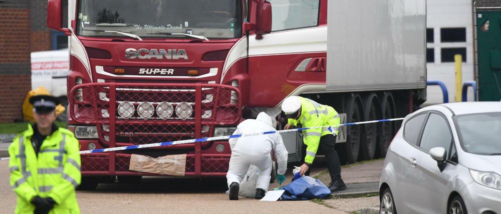 Polizisten und Mitarbeiter der Spurensicherung arbeiten an dem LKW, in dem 39 Leichen gefunden wurden. Die im vergangenen Monat in einem Lastwagen in England entdeckten 39 Leichen sind nach Angaben der britischen Polizei inzwischen identifiziert worden. 
