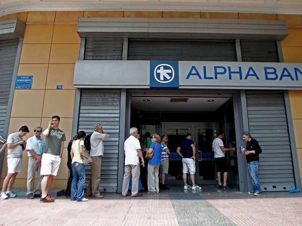 Vor den Geldautomaten in Athen bilden sich lange Schlangen.