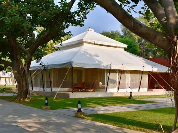 Aman-i-Khas. An den Mauern des Nationalparks von Ranthambhore können Gäste in riesigen Zelten übernachten.