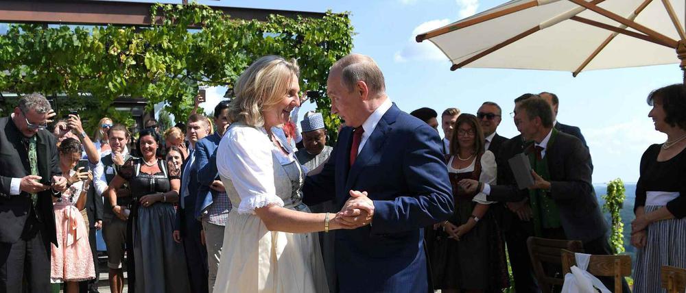 Kneissl tanzt bei ihrer Hochzeit im Sommer 2018 mit dem russischen Präsidenten Wladimir Putin (Archiv).