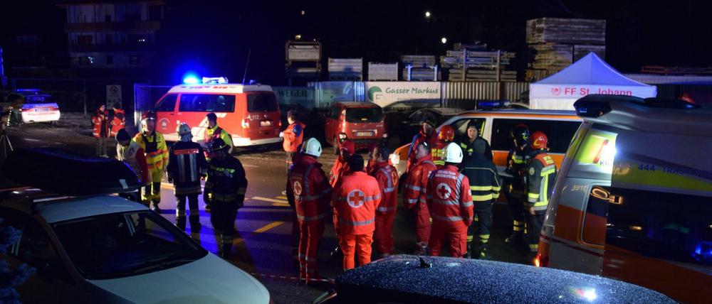 Einsatzkräfte der Freiwilligen Feuerwehr Luttach und des italienischen Roten Kreuzes sind am 05.01.2020 an einer Unfallstelle in Ahrntal in Südtirol zu sehen.