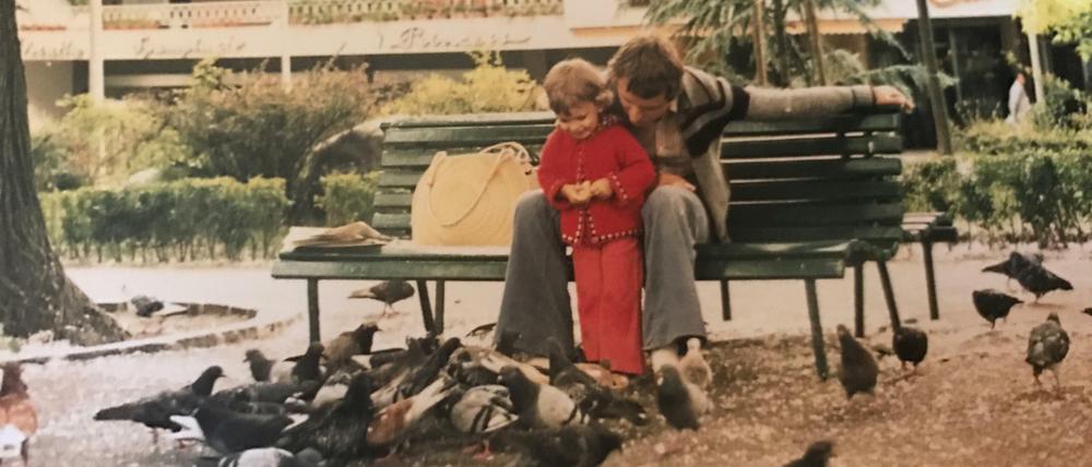 Frühjahr 1979. Esther (4) und ihr Vater Franz Kogelboom auf der Meraner Passerpromenade.