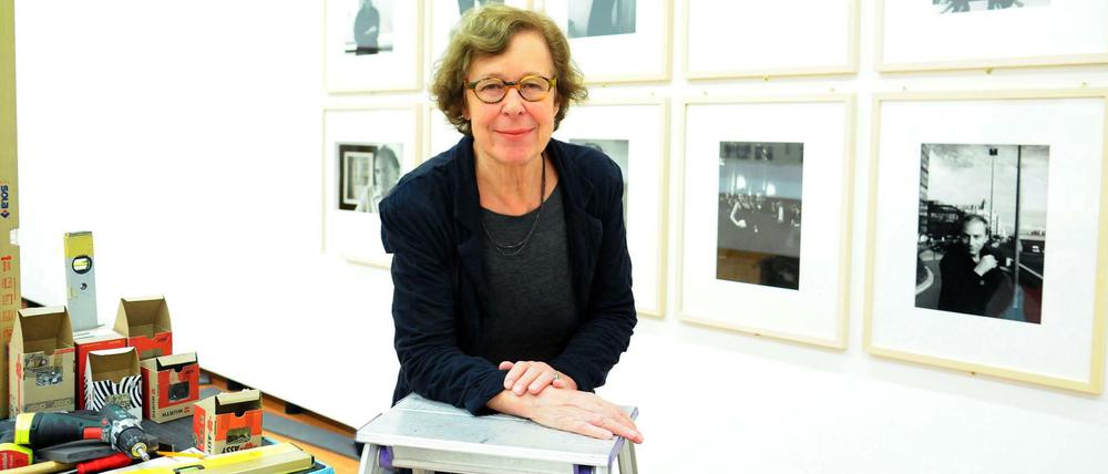 Barbara Klemm 2013 bei der Vorbereitung ihrer Ausstellung im Martin-Gropius-Bau. 