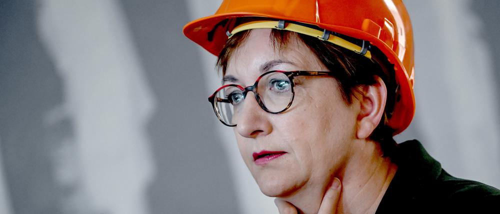 Klara Geywitz (SPD), Bundesministerin für Wohnen, Stadtentwicklung und Bauwesen, bei einer Baustellenbesichtigung in Berlin.