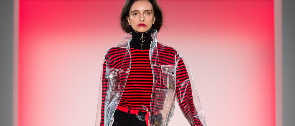 Während der Berlin Fashion Week präsentierte das Label "Atelier About" eine transparente Jacke für Frühling/Sommer 2018.