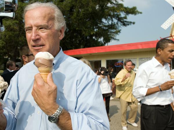 Joe Biden behauptet von sich, mehr Eis zu essen, als drei andere zusammen. Mehr als Barack Obama (re.) schafft er auf jeden Fall.