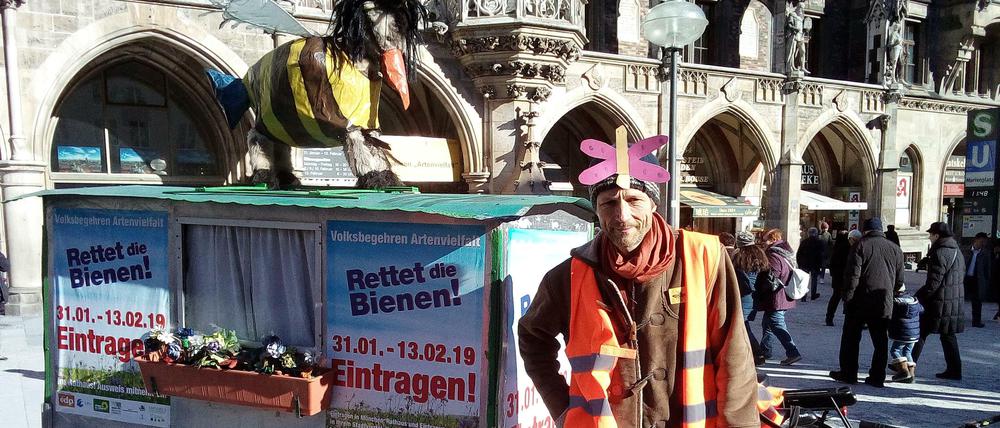 Für die Bienen auf dem Marienplatz: Mickel Rentsch bei seinem Einsatz für das Volksbegehren. 