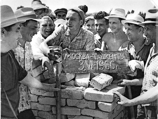 Euphorie: Am Wiederaufbau von Taschkent nahmen Helfer aus verschiedensten Ecken der UdSSR teil.