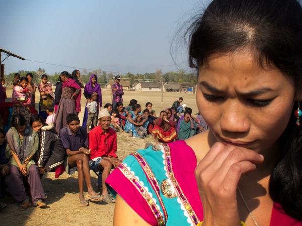 Urmila Chaudhary reist durch Nepal und klärt die Landbevölkerung mit dem "Trauma-Theater" über die schlechten Verhältnisse auf, in denen Kamlaris leben.