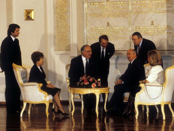 1988 am runden Tisch: Raissa Gorbatschowa (li.) und Hannelore Kohl mit ihren Ehemännern. Andreas Weiß und sein russischer Kollege Iwan Kurpakow übersetzen.