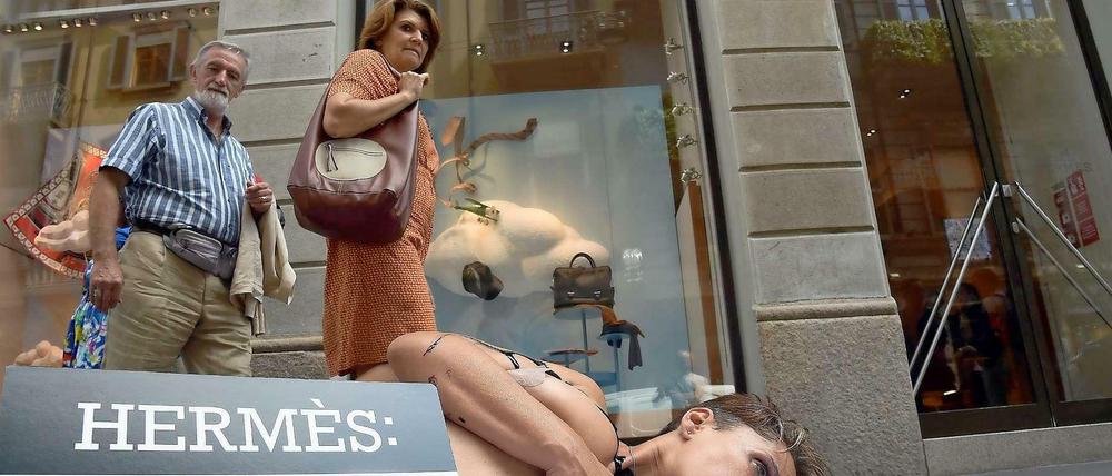 Die Peta-Aktivisten mögen ganz große Gesten, die Hermès-Kunden finden's nicht so schön: Blutige Performance vor der Mailänder Boutique.
