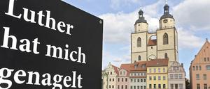Bis zum 31. Oktober ist in der Lutherstadt Wittenberg in einer Open-Air-Galerie die Ausstellung 95 Türen zur Reformation zu sehen. 