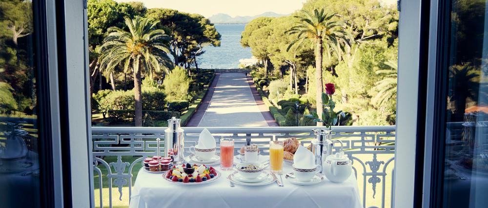 Alles üppig, auch das Frühstück im eigenen Zimmer: Hotel du Cap-Eden-Roc bei Antibes.