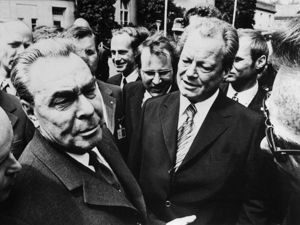 1973. Andreas Weiß hinter Willy Brandt und Leonid Breschnew (li.) vor dem Bonner Hotel Petersberg. 