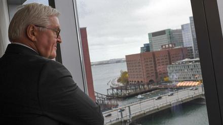 Perspektivwechsel. Bundespräsident Steinmeier blickt über den Hafen von Boston.