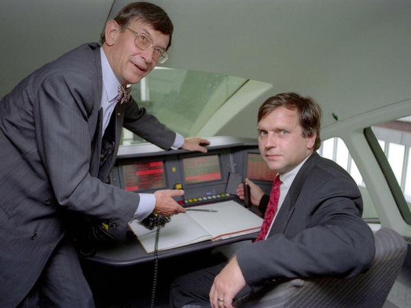 Günther Krause mit Forschungsminister Heinz Riesenhuber in einem Transrapid-Führerstand.