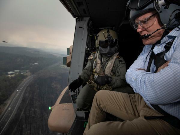 Scott Morrison, Premierminister von Australien, fliegt über die vom Buschfeuer betroffenen Regionen der Blue Mountains.