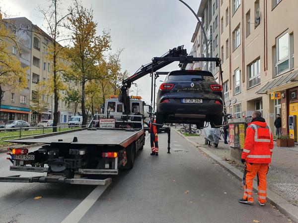 Ein falschgeparktes Auto wird von der Hauptstraße Schöneberg abgeschleppt.