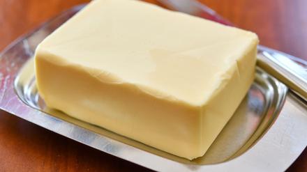 Dick und fett. Butter enthält reichlich gesättigte Fettsäuren.