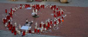 Kerzen zum Gedenken an Julen in der Nähe des Hauses seiner Familie in Malaga vor einem Jahr.