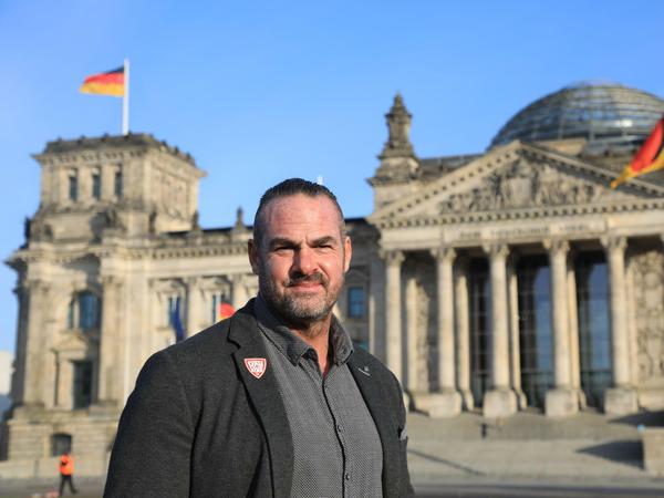 Carsten Stahl während seines Praktikums im Bundestag. Auf der Brust: Der Aufnäher seiner Anti-Mobbin-Kampagne.