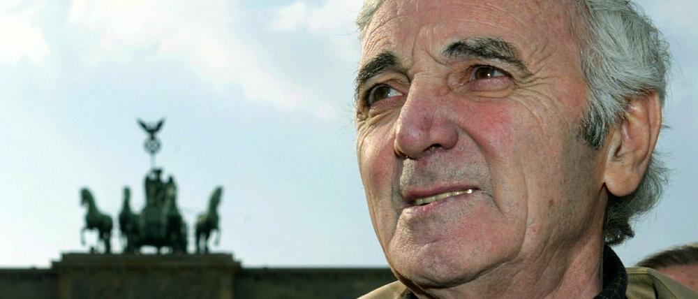 Der französische Sänger Charles Aznavour. steht vor dem Brandenburger Tor.