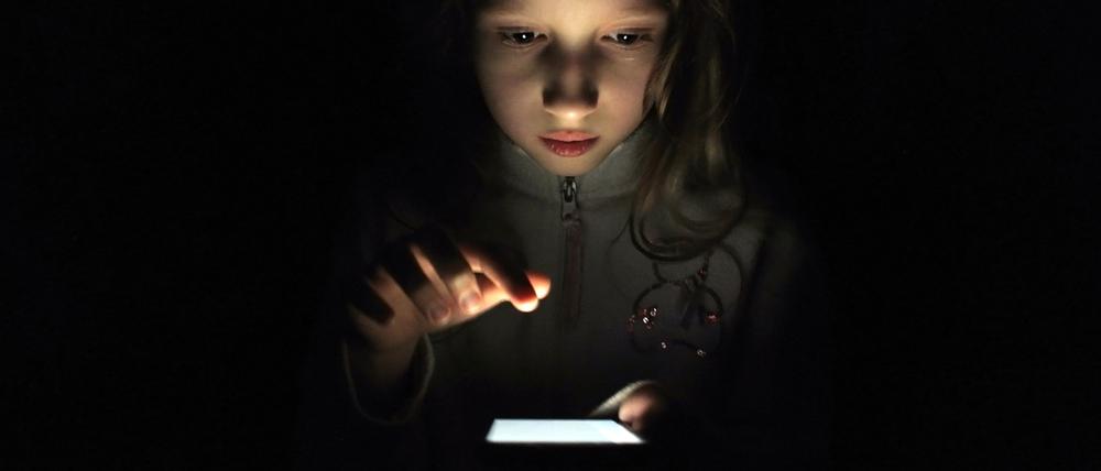Im Dunkeln. Nicht alles, was Kinder auf dem Smartphone sehen, können Eltern kontrollieren.