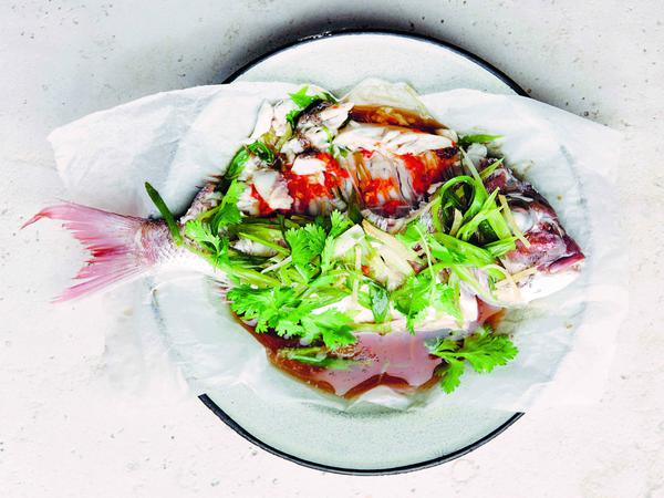 Gedämpfter Fisch mit Ingwer und Frühlingszwiebeln aus "Chinesisch kochen für Einsteiger"