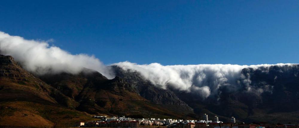 Das "Tischtuch" aus Wolken schiebt sich über den Tafelberg.