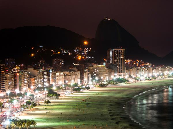 Nächtliche Spaziergänge und Ballspiele sind am Strand von Rio de Janeiro nicht ungewöhnlich.