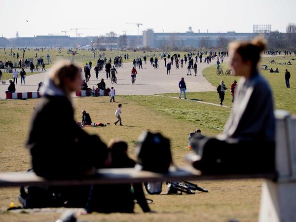 Zahlreiche Menschen genießen am 5. April 2020 das sonnige Wetter auf dem Tempelhofer Feld.