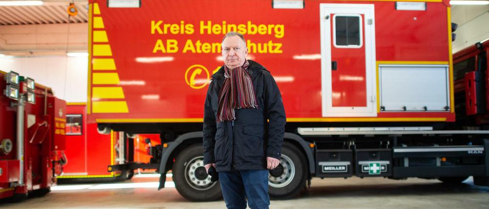 Stephan Pusch, Landrat des Kreis Heinsberg, steht in der Feuerwache des Ortes.