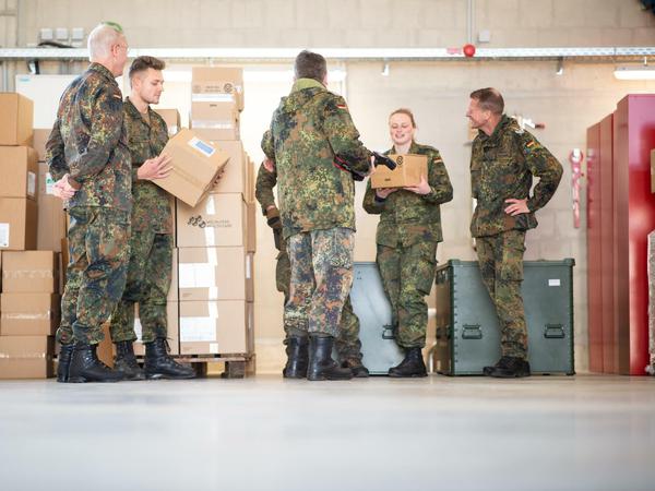 Soldaten verladen Kartons mit Schutzkleidung. Die Bundeswehr unterstützt die Versorgung des Kreises Heinsberg mit 3.000 FFP2-Masken, 15.000 Mund- und Nasenschutzmasken und 8.000 Schutzkitteln, sowie 2 Intensiv-Beatmungsgeräten.