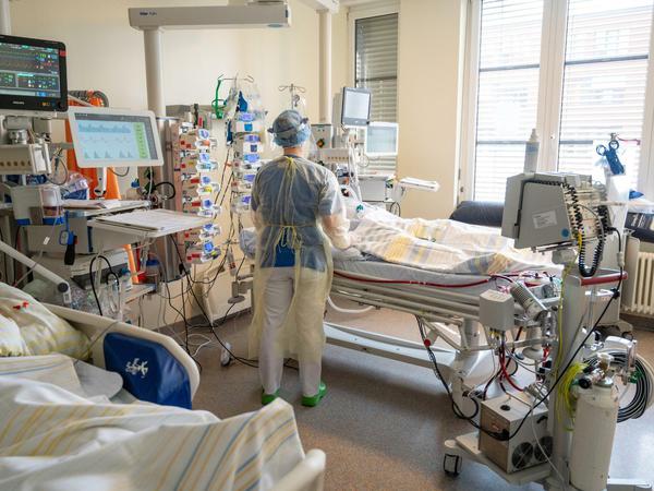 Durch die Coronavirus-Pandemie hat die Arbeitsbelastung auf vielen Pflegestationen stark zugenommen.