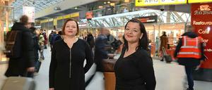 Julia und Evelyn Csabai auf dem Flughafen Tegel.