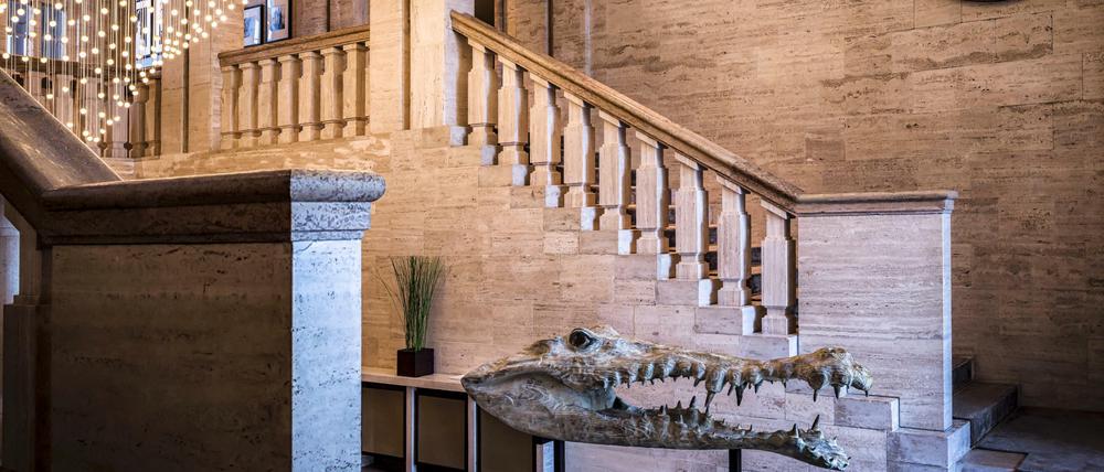 Willkommen im Stue. Die skurrile Krokodil-Skulptur des Pariser Künstlers Quentin Garel grüßt in der Lobby.