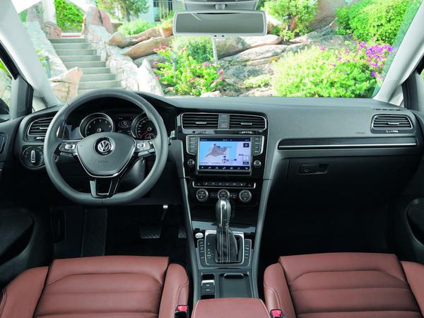 Im Interieur hat der VW Golf gegenüber dem Vorgänger noch mal deutlich zugelegt. Er kratzt an der Grenze zur Mittelklasse und schließt zu den Premiumanbietern auf.