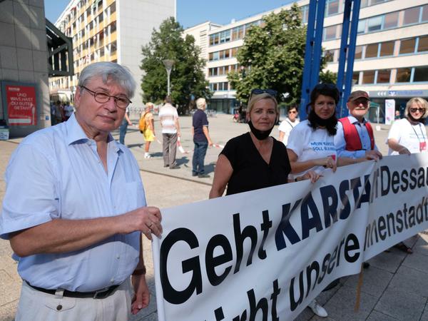 Auch Dessaus Oberbürgermeister Peter Kuras von der FDP stand in der Menschenkette, die das ganze Rathaus-Center umarmte.