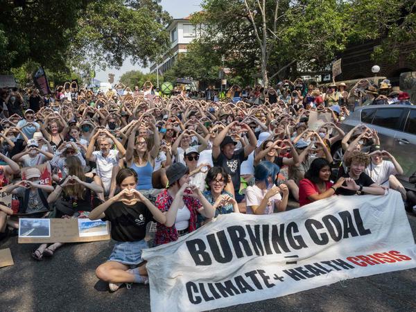 Demonstranten in Sydney protestieren gegen Premierminister Scott Morrison und seine Energiepolitik. 