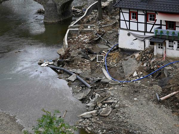 Trümmer, Schutt und Wasser in Bad Neuenahr - Ahrweiler.