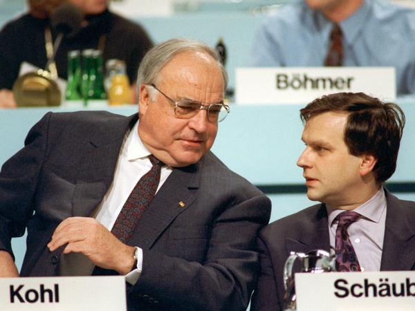 Günther Krause und Helmut Kohl auf einem CDU-Parteitag 1991.