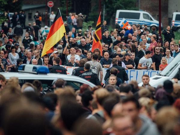 Demonstrierende Heimgegner in Freital. 