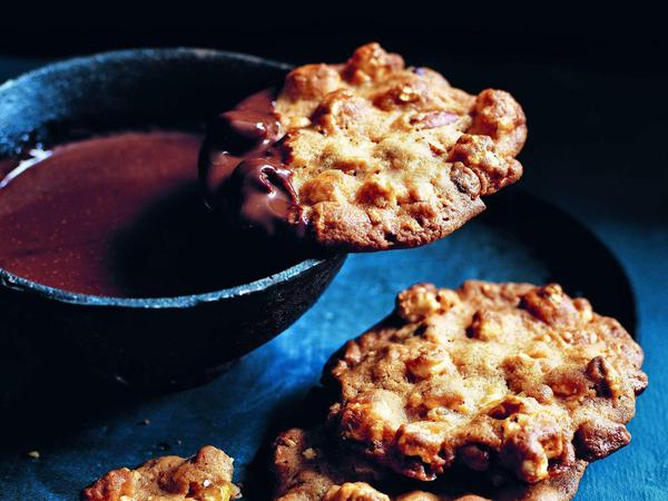 Salzmandel-Cookies mit Karamell-Popcorn. Ein Rezept aus dem Backbuch von Donna Hay.
