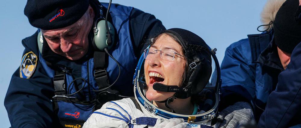 Einfach nur glücklich: Astronautin Christina Koch ist auf der Erde zurück.