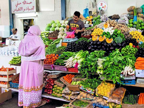 Des Orients ganze Fülle. Anissa Helou zeigt in ihrem Buch auch Eindrücke von ihren Reisen, etwa diesen Obst- und Gemüsestand in Dubai.